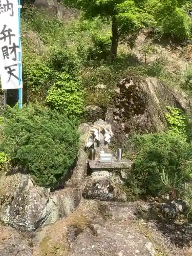 曽野稲荷神社の末社・摂社