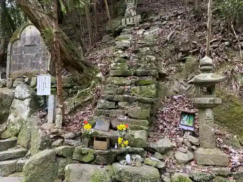 大本山七宝瀧寺の{uncategorized: "未分類", other: "その他", undefined: "問題あり", building: "その他建物", grave: "お墓", sacred_gate: "鳥居", guardian: "狛犬", statue: "像", buddha: "仏像", history: "歴史", nature: "自然", garden: "庭園", animal: "動物", pagoda: "塔", temizu: "手水舎", mountain_gate: "山門・神門", sanctuary: "本殿・本堂", subordinate: "末社・摂社", art: "芸術", scenery: "景色", jizo: "地蔵", ema: "絵馬", goshuin: "御朱印", omikuji: "おみくじ", items: "授与品その他", amulet: "お守り", goshuincho: "御朱印帳", eats: "食事", festival: "お祭り", votive_dance: "神楽", shichigosan: "七五三参", wedding: "結婚式", experience: "体験その他", initially: "初詣", around: "周辺", anti_infection: "感染症対策"}