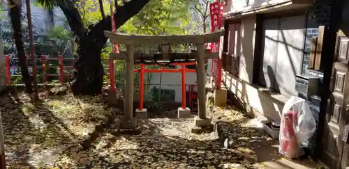 向陵稲荷神社の鳥居