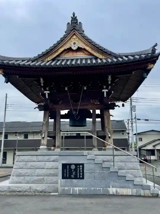九品寺の{uncategorized: "未分類", other: "その他", undefined: "問題あり", building: "その他建物", grave: "お墓", sacred_gate: "鳥居", guardian: "狛犬", statue: "像", buddha: "仏像", history: "歴史", nature: "自然", garden: "庭園", animal: "動物", pagoda: "塔", temizu: "手水舎", mountain_gate: "山門・神門", sanctuary: "本殿・本堂", subordinate: "末社・摂社", art: "芸術", scenery: "景色", jizo: "地蔵", ema: "絵馬", goshuin: "御朱印", omikuji: "おみくじ", items: "授与品その他", amulet: "お守り", goshuincho: "御朱印帳", eats: "食事", festival: "お祭り", votive_dance: "神楽", shichigosan: "七五三参", wedding: "結婚式", experience: "体験その他", initially: "初詣", around: "周辺", anti_infection: "感染症対策"}