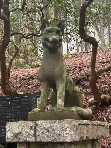 三峯神社の{uncategorized: "未分類", other: "その他", undefined: "問題あり", building: "その他建物", grave: "お墓", sacred_gate: "鳥居", guardian: "狛犬", statue: "像", buddha: "仏像", history: "歴史", nature: "自然", garden: "庭園", animal: "動物", pagoda: "塔", temizu: "手水舎", mountain_gate: "山門・神門", sanctuary: "本殿・本堂", subordinate: "末社・摂社", art: "芸術", scenery: "景色", jizo: "地蔵", ema: "絵馬", goshuin: "御朱印", omikuji: "おみくじ", items: "授与品その他", amulet: "お守り", goshuincho: "御朱印帳", eats: "食事", festival: "お祭り", votive_dance: "神楽", shichigosan: "七五三参", wedding: "結婚式", experience: "体験その他", initially: "初詣", around: "周辺", anti_infection: "感染症対策"}