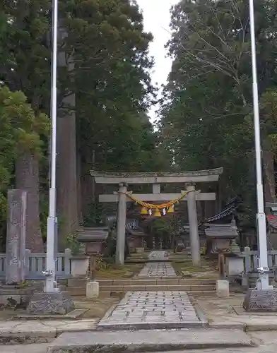 雄山神社中宮祈願殿の鳥居