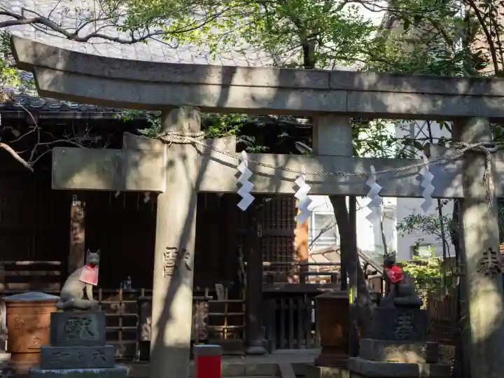 四合稲荷神社の{uncategorized: "未分類", other: "その他", undefined: "問題あり", building: "その他建物", grave: "お墓", sacred_gate: "鳥居", guardian: "狛犬", statue: "像", buddha: "仏像", history: "歴史", nature: "自然", garden: "庭園", animal: "動物", pagoda: "塔", temizu: "手水舎", mountain_gate: "山門・神門", sanctuary: "本殿・本堂", subordinate: "末社・摂社", art: "芸術", scenery: "景色", jizo: "地蔵", ema: "絵馬", goshuin: "御朱印", omikuji: "おみくじ", items: "授与品その他", amulet: "お守り", goshuincho: "御朱印帳", eats: "食事", festival: "お祭り", votive_dance: "神楽", shichigosan: "七五三参", wedding: "結婚式", experience: "体験その他", initially: "初詣", around: "周辺", anti_infection: "感染症対策"}