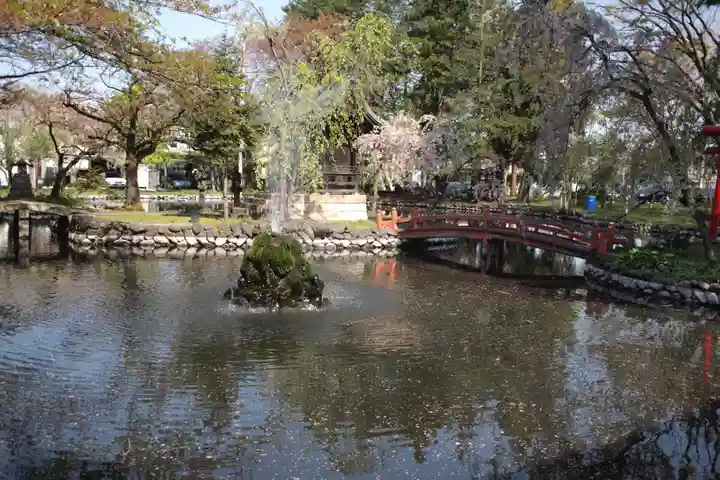 鳥海月山両所宮の庭園