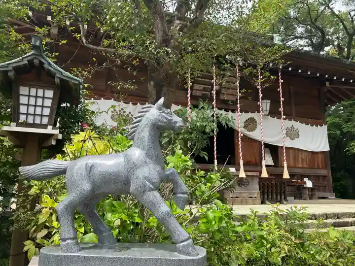 比々多神社の{uncategorized: "未分類", other: "その他", undefined: "問題あり", building: "その他建物", grave: "お墓", sacred_gate: "鳥居", guardian: "狛犬", statue: "像", buddha: "仏像", history: "歴史", nature: "自然", garden: "庭園", animal: "動物", pagoda: "塔", temizu: "手水舎", mountain_gate: "山門・神門", sanctuary: "本殿・本堂", subordinate: "末社・摂社", art: "芸術", scenery: "景色", jizo: "地蔵", ema: "絵馬", goshuin: "御朱印", omikuji: "おみくじ", items: "授与品その他", amulet: "お守り", goshuincho: "御朱印帳", eats: "食事", festival: "お祭り", votive_dance: "神楽", shichigosan: "七五三参", wedding: "結婚式", experience: "体験その他", initially: "初詣", around: "周辺", anti_infection: "感染症対策"}