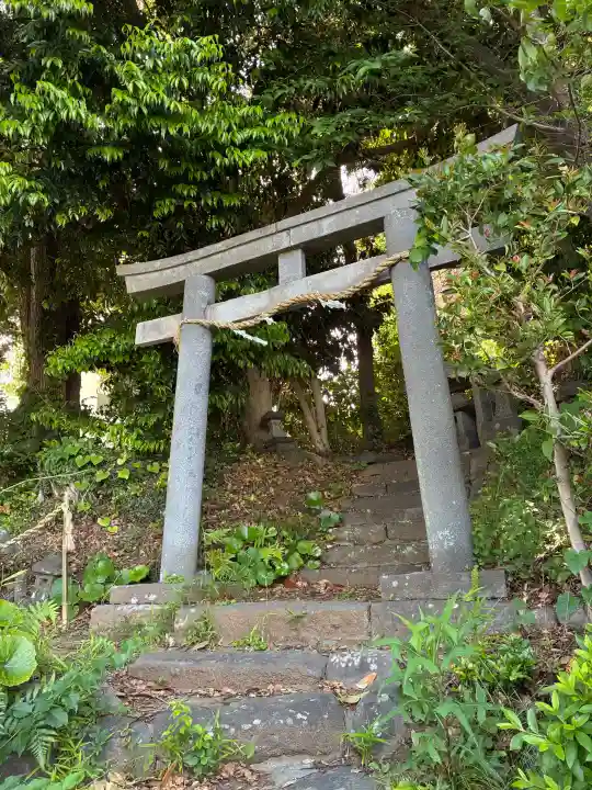 素鵞神社の{uncategorized: "未分類", other: "その他", undefined: "問題あり", building: "その他建物", grave: "お墓", sacred_gate: "鳥居", guardian: "狛犬", statue: "像", buddha: "仏像", history: "歴史", nature: "自然", garden: "庭園", animal: "動物", pagoda: "塔", temizu: "手水舎", mountain_gate: "山門・神門", sanctuary: "本殿・本堂", subordinate: "末社・摂社", art: "芸術", scenery: "景色", jizo: "地蔵", ema: "絵馬", goshuin: "御朱印", omikuji: "おみくじ", items: "授与品その他", amulet: "お守り", goshuincho: "御朱印帳", eats: "食事", festival: "お祭り", votive_dance: "神楽", shichigosan: "七五三参", wedding: "結婚式", experience: "体験その他", initially: "初詣", around: "周辺", anti_infection: "感染症対策"}