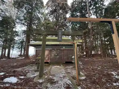 岩上神社の{uncategorized: "未分類", other: "その他", undefined: "問題あり", building: "その他建物", grave: "お墓", sacred_gate: "鳥居", guardian: "狛犬", statue: "像", buddha: "仏像", history: "歴史", nature: "自然", garden: "庭園", animal: "動物", pagoda: "塔", temizu: "手水舎", mountain_gate: "山門・神門", sanctuary: "本殿・本堂", subordinate: "末社・摂社", art: "芸術", scenery: "景色", jizo: "地蔵", ema: "絵馬", goshuin: "御朱印", omikuji: "おみくじ", items: "授与品その他", amulet: "お守り", goshuincho: "御朱印帳", eats: "食事", festival: "お祭り", votive_dance: "神楽", shichigosan: "七五三参", wedding: "結婚式", experience: "体験その他", initially: "初詣", around: "周辺", anti_infection: "感染症対策"}
