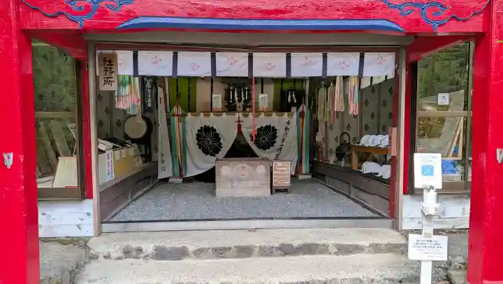 無戸室浅間神社(船津胎内神社)の{uncategorized: "未分類", other: "その他", undefined: "問題あり", building: "その他建物", grave: "お墓", sacred_gate: "鳥居", guardian: "狛犬", statue: "像", buddha: "仏像", history: "歴史", nature: "自然", garden: "庭園", animal: "動物", pagoda: "塔", temizu: "手水舎", mountain_gate: "山門・神門", sanctuary: "本殿・本堂", subordinate: "末社・摂社", art: "芸術", scenery: "景色", jizo: "地蔵", ema: "絵馬", goshuin: "御朱印", omikuji: "おみくじ", items: "授与品その他", amulet: "お守り", goshuincho: "御朱印帳", eats: "食事", festival: "お祭り", votive_dance: "神楽", shichigosan: "七五三参", wedding: "結婚式", experience: "体験その他", initially: "初詣", around: "周辺", anti_infection: "感染症対策"}