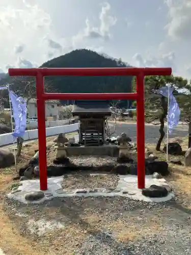 鮎神社の{uncategorized: "未分類", other: "その他", undefined: "問題あり", building: "その他建物", grave: "お墓", sacred_gate: "鳥居", guardian: "狛犬", statue: "像", buddha: "仏像", history: "歴史", nature: "自然", garden: "庭園", animal: "動物", pagoda: "塔", temizu: "手水舎", mountain_gate: "山門・神門", sanctuary: "本殿・本堂", subordinate: "末社・摂社", art: "芸術", scenery: "景色", jizo: "地蔵", ema: "絵馬", goshuin: "御朱印", omikuji: "おみくじ", items: "授与品その他", amulet: "お守り", goshuincho: "御朱印帳", eats: "食事", festival: "お祭り", votive_dance: "神楽", shichigosan: "七五三参", wedding: "結婚式", experience: "体験その他", initially: "初詣", around: "周辺", anti_infection: "感染症対策"}