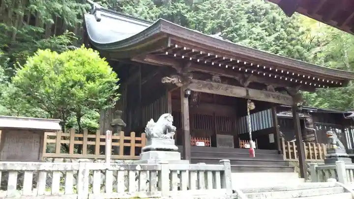 鎮神社の本殿・本堂