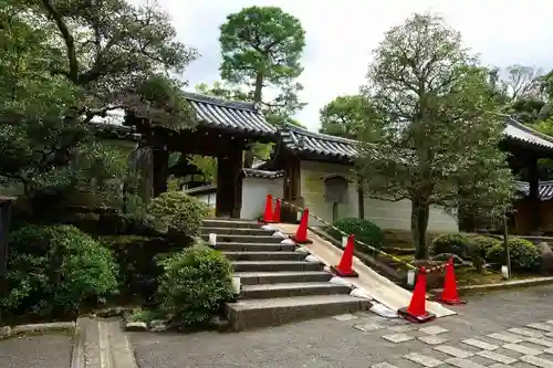 雲龍院の山門