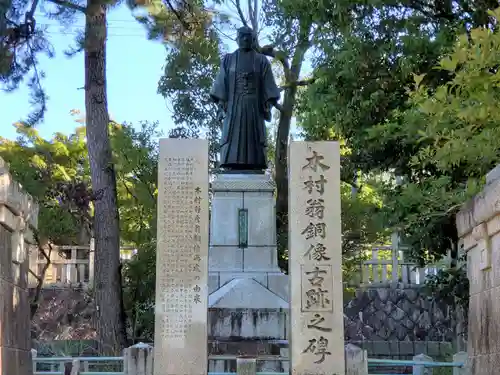 御建神社の像