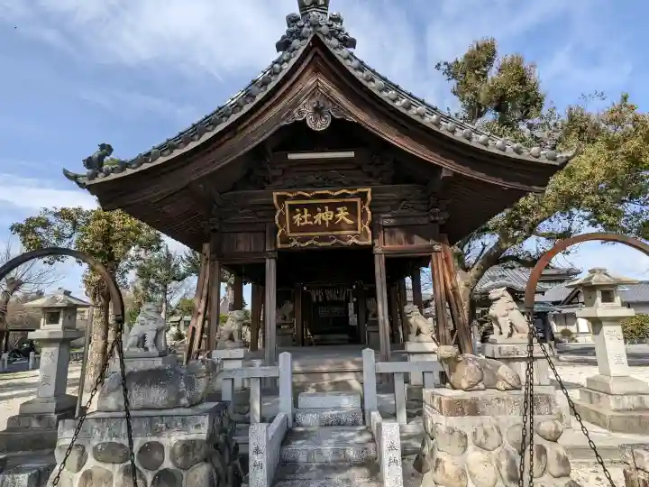 天神社(烏森天神社)の{uncategorized: "未分類", other: "その他", undefined: "問題あり", building: "その他建物", grave: "お墓", sacred_gate: "鳥居", guardian: "狛犬", statue: "像", buddha: "仏像", history: "歴史", nature: "自然", garden: "庭園", animal: "動物", pagoda: "塔", temizu: "手水舎", mountain_gate: "山門・神門", sanctuary: "本殿・本堂", subordinate: "末社・摂社", art: "芸術", scenery: "景色", jizo: "地蔵", ema: "絵馬", goshuin: "御朱印", omikuji: "おみくじ", items: "授与品その他", amulet: "お守り", goshuincho: "御朱印帳", eats: "食事", festival: "お祭り", votive_dance: "神楽", shichigosan: "七五三参", wedding: "結婚式", experience: "体験その他", initially: "初詣", around: "周辺", anti_infection: "感染症対策"}