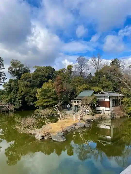 嚴島神社 (京都御苑)の{uncategorized: "未分類", other: "その他", undefined: "問題あり", building: "その他建物", grave: "お墓", sacred_gate: "鳥居", guardian: "狛犬", statue: "像", buddha: "仏像", history: "歴史", nature: "自然", garden: "庭園", animal: "動物", pagoda: "塔", temizu: "手水舎", mountain_gate: "山門・神門", sanctuary: "本殿・本堂", subordinate: "末社・摂社", art: "芸術", scenery: "景色", jizo: "地蔵", ema: "絵馬", goshuin: "御朱印", omikuji: "おみくじ", items: "授与品その他", amulet: "お守り", goshuincho: "御朱印帳", eats: "食事", festival: "お祭り", votive_dance: "神楽", shichigosan: "七五三参", wedding: "結婚式", experience: "体験その他", initially: "初詣", around: "周辺", anti_infection: "感染症対策"}