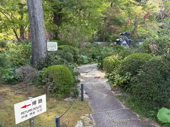 龍潭寺の{uncategorized: "未分類", other: "その他", undefined: "問題あり", building: "その他建物", grave: "お墓", sacred_gate: "鳥居", guardian: "狛犬", statue: "像", buddha: "仏像", history: "歴史", nature: "自然", garden: "庭園", animal: "動物", pagoda: "塔", temizu: "手水舎", mountain_gate: "山門・神門", sanctuary: "本殿・本堂", subordinate: "末社・摂社", art: "芸術", scenery: "景色", jizo: "地蔵", ema: "絵馬", goshuin: "御朱印", omikuji: "おみくじ", items: "授与品その他", amulet: "お守り", goshuincho: "御朱印帳", eats: "食事", festival: "お祭り", votive_dance: "神楽", shichigosan: "七五三参", wedding: "結婚式", experience: "体験その他", initially: "初詣", around: "周辺", anti_infection: "感染症対策"}