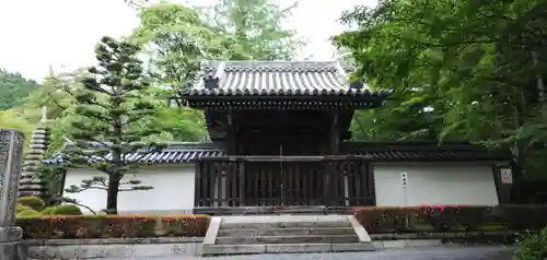 西教寺の山門