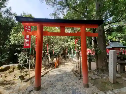 春日大社金龍神社（禁裡殿）の{uncategorized: "未分類", other: "その他", undefined: "問題あり", building: "その他建物", grave: "お墓", sacred_gate: "鳥居", guardian: "狛犬", statue: "像", buddha: "仏像", history: "歴史", nature: "自然", garden: "庭園", animal: "動物", pagoda: "塔", temizu: "手水舎", mountain_gate: "山門・神門", sanctuary: "本殿・本堂", subordinate: "末社・摂社", art: "芸術", scenery: "景色", jizo: "地蔵", ema: "絵馬", goshuin: "御朱印", omikuji: "おみくじ", items: "授与品その他", amulet: "お守り", goshuincho: "御朱印帳", eats: "食事", festival: "お祭り", votive_dance: "神楽", shichigosan: "七五三参", wedding: "結婚式", experience: "体験その他", initially: "初詣", around: "周辺", anti_infection: "感染症対策"}