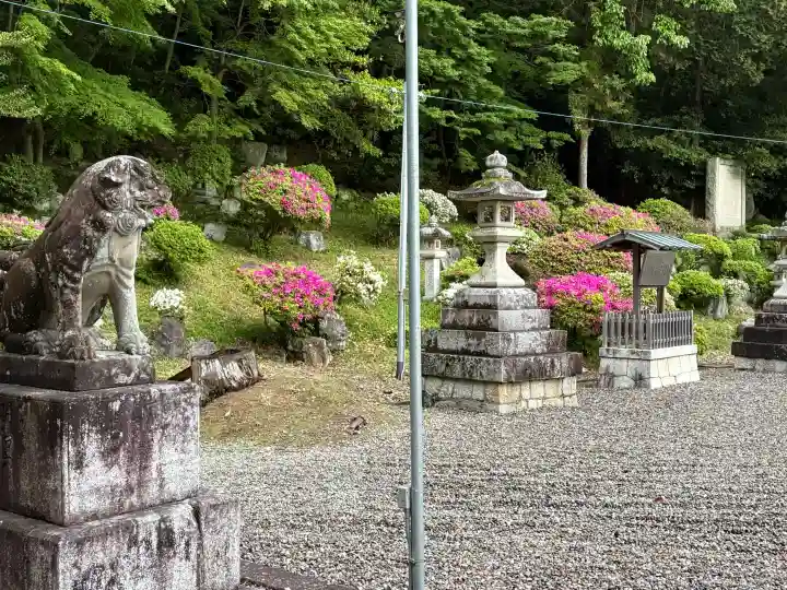 新神社の{uncategorized: "未分類", other: "その他", undefined: "問題あり", building: "その他建物", grave: "お墓", sacred_gate: "鳥居", guardian: "狛犬", statue: "像", buddha: "仏像", history: "歴史", nature: "自然", garden: "庭園", animal: "動物", pagoda: "塔", temizu: "手水舎", mountain_gate: "山門・神門", sanctuary: "本殿・本堂", subordinate: "末社・摂社", art: "芸術", scenery: "景色", jizo: "地蔵", ema: "絵馬", goshuin: "御朱印", omikuji: "おみくじ", items: "授与品その他", amulet: "お守り", goshuincho: "御朱印帳", eats: "食事", festival: "お祭り", votive_dance: "神楽", shichigosan: "七五三参", wedding: "結婚式", experience: "体験その他", initially: "初詣", around: "周辺", anti_infection: "感染症対策"}