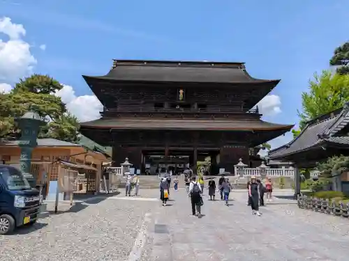 善光寺の{uncategorized: "未分類", other: "その他", undefined: "問題あり", building: "その他建物", grave: "お墓", sacred_gate: "鳥居", guardian: "狛犬", statue: "像", buddha: "仏像", history: "歴史", nature: "自然", garden: "庭園", animal: "動物", pagoda: "塔", temizu: "手水舎", mountain_gate: "山門・神門", sanctuary: "本殿・本堂", subordinate: "末社・摂社", art: "芸術", scenery: "景色", jizo: "地蔵", ema: "絵馬", goshuin: "御朱印", omikuji: "おみくじ", items: "授与品その他", amulet: "お守り", goshuincho: "御朱印帳", eats: "食事", festival: "お祭り", votive_dance: "神楽", shichigosan: "七五三参", wedding: "結婚式", experience: "体験その他", initially: "初詣", around: "周辺", anti_infection: "感染症対策"}