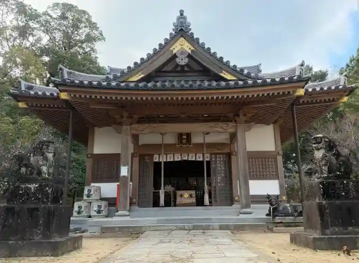 深江神社の{uncategorized: "未分類", other: "その他", undefined: "問題あり", building: "その他建物", grave: "お墓", sacred_gate: "鳥居", guardian: "狛犬", statue: "像", buddha: "仏像", history: "歴史", nature: "自然", garden: "庭園", animal: "動物", pagoda: "塔", temizu: "手水舎", mountain_gate: "山門・神門", sanctuary: "本殿・本堂", subordinate: "末社・摂社", art: "芸術", scenery: "景色", jizo: "地蔵", ema: "絵馬", goshuin: "御朱印", omikuji: "おみくじ", items: "授与品その他", amulet: "お守り", goshuincho: "御朱印帳", eats: "食事", festival: "お祭り", votive_dance: "神楽", shichigosan: "七五三参", wedding: "結婚式", experience: "体験その他", initially: "初詣", around: "周辺", anti_infection: "感染症対策"}