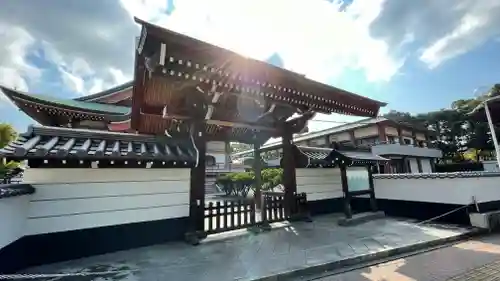 日蓮上人銅像護持教会（身延山福岡別院）の山門・神門