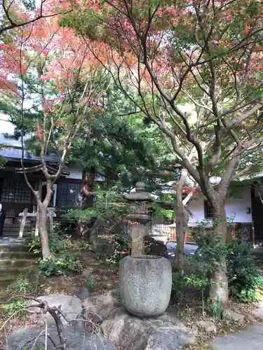 覚園寺の庭園