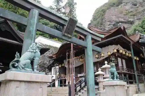 宝山寺の鳥居