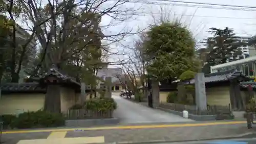 霊巌寺の山門