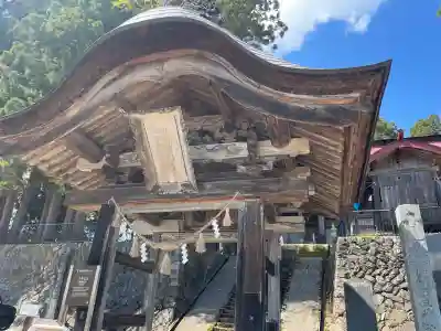 出羽月山湯殿山摂社岩根沢三神社（三山神社）の{uncategorized: "未分類", other: "その他", undefined: "問題あり", building: "その他建物", grave: "お墓", sacred_gate: "鳥居", guardian: "狛犬", statue: "像", buddha: "仏像", history: "歴史", nature: "自然", garden: "庭園", animal: "動物", pagoda: "塔", temizu: "手水舎", mountain_gate: "山門・神門", sanctuary: "本殿・本堂", subordinate: "末社・摂社", art: "芸術", scenery: "景色", jizo: "地蔵", ema: "絵馬", goshuin: "御朱印", omikuji: "おみくじ", items: "授与品その他", amulet: "お守り", goshuincho: "御朱印帳", eats: "食事", festival: "お祭り", votive_dance: "神楽", shichigosan: "七五三参", wedding: "結婚式", experience: "体験その他", initially: "初詣", around: "周辺", anti_infection: "感染症対策"}