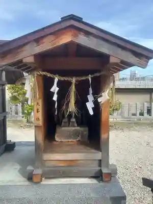 八ツ屋神明社の{uncategorized: "未分類", other: "その他", undefined: "問題あり", building: "その他建物", grave: "お墓", sacred_gate: "鳥居", guardian: "狛犬", statue: "像", buddha: "仏像", history: "歴史", nature: "自然", garden: "庭園", animal: "動物", pagoda: "塔", temizu: "手水舎", mountain_gate: "山門・神門", sanctuary: "本殿・本堂", subordinate: "末社・摂社", art: "芸術", scenery: "景色", jizo: "地蔵", ema: "絵馬", goshuin: "御朱印", omikuji: "おみくじ", items: "授与品その他", amulet: "お守り", goshuincho: "御朱印帳", eats: "食事", festival: "お祭り", votive_dance: "神楽", shichigosan: "七五三参", wedding: "結婚式", experience: "体験その他", initially: "初詣", around: "周辺", anti_infection: "感染症対策"}