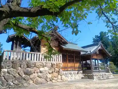 神明神社の{uncategorized: "未分類", other: "その他", undefined: "問題あり", building: "その他建物", grave: "お墓", sacred_gate: "鳥居", guardian: "狛犬", statue: "像", buddha: "仏像", history: "歴史", nature: "自然", garden: "庭園", animal: "動物", pagoda: "塔", temizu: "手水舎", mountain_gate: "山門・神門", sanctuary: "本殿・本堂", subordinate: "末社・摂社", art: "芸術", scenery: "景色", jizo: "地蔵", ema: "絵馬", goshuin: "御朱印", omikuji: "おみくじ", items: "授与品その他", amulet: "お守り", goshuincho: "御朱印帳", eats: "食事", festival: "お祭り", votive_dance: "神楽", shichigosan: "七五三参", wedding: "結婚式", experience: "体験その他", initially: "初詣", around: "周辺", anti_infection: "感染症対策"}
