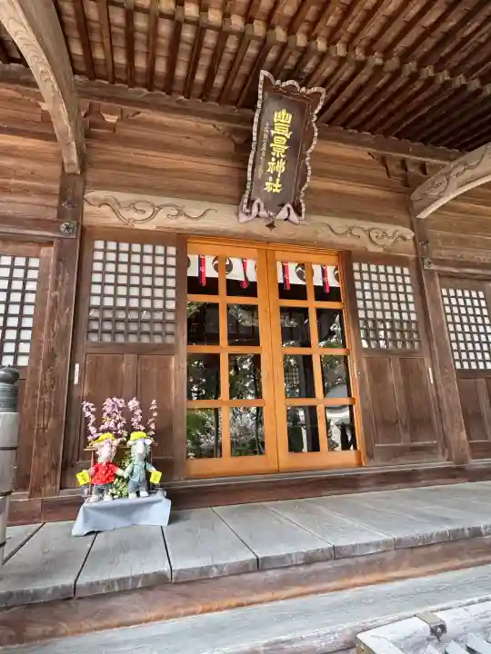 豊景神社の{uncategorized: "未分類", other: "その他", undefined: "問題あり", building: "その他建物", grave: "お墓", sacred_gate: "鳥居", guardian: "狛犬", statue: "像", buddha: "仏像", history: "歴史", nature: "自然", garden: "庭園", animal: "動物", pagoda: "塔", temizu: "手水舎", mountain_gate: "山門・神門", sanctuary: "本殿・本堂", subordinate: "末社・摂社", art: "芸術", scenery: "景色", jizo: "地蔵", ema: "絵馬", goshuin: "御朱印", omikuji: "おみくじ", items: "授与品その他", amulet: "お守り", goshuincho: "御朱印帳", eats: "食事", festival: "お祭り", votive_dance: "神楽", shichigosan: "七五三参", wedding: "結婚式", experience: "体験その他", initially: "初詣", around: "周辺", anti_infection: "感染症対策"}