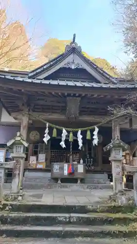 五所駒瀧神社の{uncategorized: "未分類", other: "その他", undefined: "問題あり", building: "その他建物", grave: "お墓", sacred_gate: "鳥居", guardian: "狛犬", statue: "像", buddha: "仏像", history: "歴史", nature: "自然", garden: "庭園", animal: "動物", pagoda: "塔", temizu: "手水舎", mountain_gate: "山門・神門", sanctuary: "本殿・本堂", subordinate: "末社・摂社", art: "芸術", scenery: "景色", jizo: "地蔵", ema: "絵馬", goshuin: "御朱印", omikuji: "おみくじ", items: "授与品その他", amulet: "お守り", goshuincho: "御朱印帳", eats: "食事", festival: "お祭り", votive_dance: "神楽", shichigosan: "七五三参", wedding: "結婚式", experience: "体験その他", initially: "初詣", around: "周辺", anti_infection: "感染症対策"}