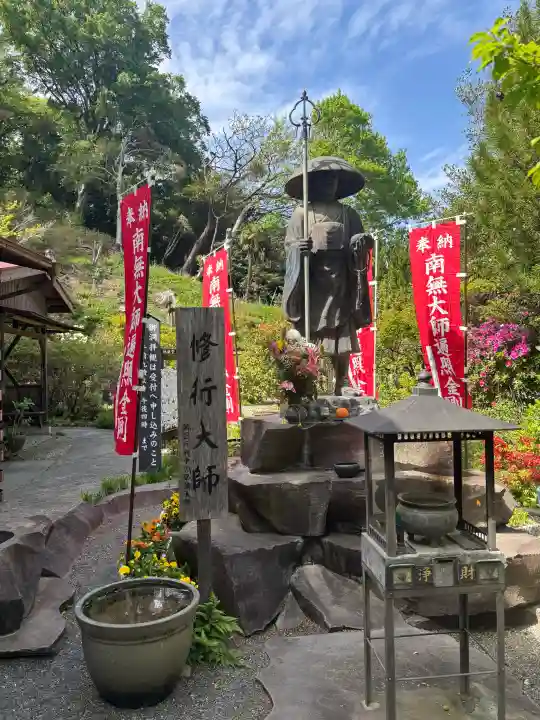 定泉寺の{uncategorized: "未分類", other: "その他", undefined: "問題あり", building: "その他建物", grave: "お墓", sacred_gate: "鳥居", guardian: "狛犬", statue: "像", buddha: "仏像", history: "歴史", nature: "自然", garden: "庭園", animal: "動物", pagoda: "塔", temizu: "手水舎", mountain_gate: "山門・神門", sanctuary: "本殿・本堂", subordinate: "末社・摂社", art: "芸術", scenery: "景色", jizo: "地蔵", ema: "絵馬", goshuin: "御朱印", omikuji: "おみくじ", items: "授与品その他", amulet: "お守り", goshuincho: "御朱印帳", eats: "食事", festival: "お祭り", votive_dance: "神楽", shichigosan: "七五三参", wedding: "結婚式", experience: "体験その他", initially: "初詣", around: "周辺", anti_infection: "感染症対策"}