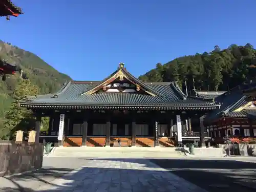 久遠寺の本殿