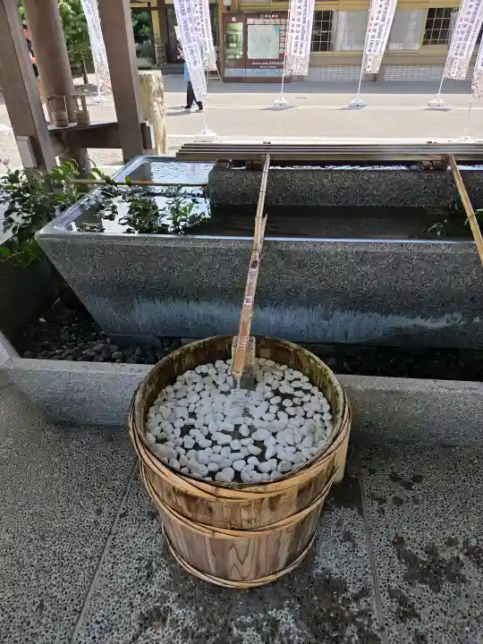 射水神社の{uncategorized: "未分類", other: "その他", undefined: "問題あり", building: "その他建物", grave: "お墓", sacred_gate: "鳥居", guardian: "狛犬", statue: "像", buddha: "仏像", history: "歴史", nature: "自然", garden: "庭園", animal: "動物", pagoda: "塔", temizu: "手水舎", mountain_gate: "山門・神門", sanctuary: "本殿・本堂", subordinate: "末社・摂社", art: "芸術", scenery: "景色", jizo: "地蔵", ema: "絵馬", goshuin: "御朱印", omikuji: "おみくじ", items: "授与品その他", amulet: "お守り", goshuincho: "御朱印帳", eats: "食事", festival: "お祭り", votive_dance: "神楽", shichigosan: "七五三参", wedding: "結婚式", experience: "体験その他", initially: "初詣", around: "周辺", anti_infection: "感染症対策"}