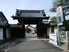 光照院門跡の山門