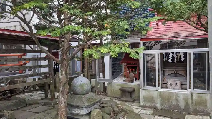 共栄稲荷神社の末社・摂社