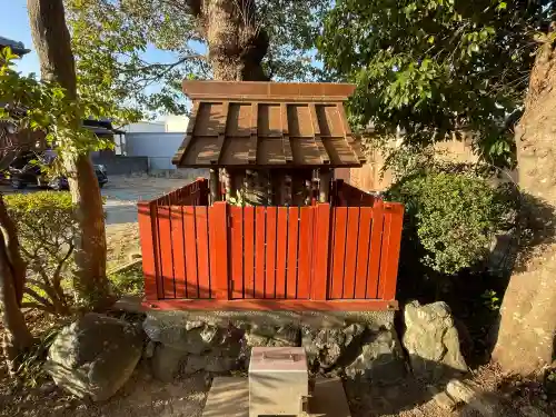 豊養稲荷神社の{uncategorized: "未分類", other: "その他", undefined: "問題あり", building: "その他建物", grave: "お墓", sacred_gate: "鳥居", guardian: "狛犬", statue: "像", buddha: "仏像", history: "歴史", nature: "自然", garden: "庭園", animal: "動物", pagoda: "塔", temizu: "手水舎", mountain_gate: "山門・神門", sanctuary: "本殿・本堂", subordinate: "末社・摂社", art: "芸術", scenery: "景色", jizo: "地蔵", ema: "絵馬", goshuin: "御朱印", omikuji: "おみくじ", items: "授与品その他", amulet: "お守り", goshuincho: "御朱印帳", eats: "食事", festival: "お祭り", votive_dance: "神楽", shichigosan: "七五三参", wedding: "結婚式", experience: "体験その他", initially: "初詣", around: "周辺", anti_infection: "感染症対策"}