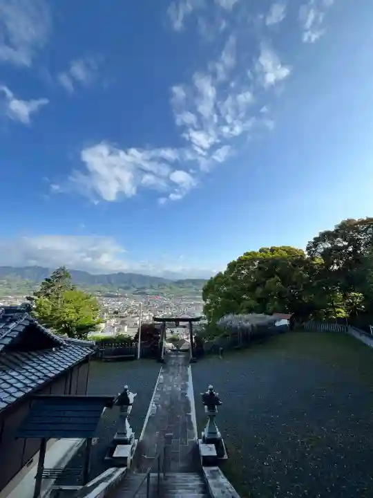 高野口八幡神社の{uncategorized: "未分類", other: "その他", undefined: "問題あり", building: "その他建物", grave: "お墓", sacred_gate: "鳥居", guardian: "狛犬", statue: "像", buddha: "仏像", history: "歴史", nature: "自然", garden: "庭園", animal: "動物", pagoda: "塔", temizu: "手水舎", mountain_gate: "山門・神門", sanctuary: "本殿・本堂", subordinate: "末社・摂社", art: "芸術", scenery: "景色", jizo: "地蔵", ema: "絵馬", goshuin: "御朱印", omikuji: "おみくじ", items: "授与品その他", amulet: "お守り", goshuincho: "御朱印帳", eats: "食事", festival: "お祭り", votive_dance: "神楽", shichigosan: "七五三参", wedding: "結婚式", experience: "体験その他", initially: "初詣", around: "周辺", anti_infection: "感染症対策"}