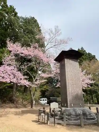 土津神社｜こどもと出世の神さまの{uncategorized: "未分類", other: "その他", undefined: "問題あり", building: "その他建物", grave: "お墓", sacred_gate: "鳥居", guardian: "狛犬", statue: "像", buddha: "仏像", history: "歴史", nature: "自然", garden: "庭園", animal: "動物", pagoda: "塔", temizu: "手水舎", mountain_gate: "山門・神門", sanctuary: "本殿・本堂", subordinate: "末社・摂社", art: "芸術", scenery: "景色", jizo: "地蔵", ema: "絵馬", goshuin: "御朱印", omikuji: "おみくじ", items: "授与品その他", amulet: "お守り", goshuincho: "御朱印帳", eats: "食事", festival: "お祭り", votive_dance: "神楽", shichigosan: "七五三参", wedding: "結婚式", experience: "体験その他", initially: "初詣", around: "周辺", anti_infection: "感染症対策"}