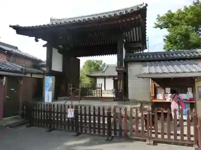 新薬師寺の山門・神門