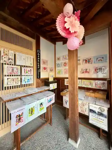 御井神社の{uncategorized: "未分類", other: "その他", undefined: "問題あり", building: "その他建物", grave: "お墓", sacred_gate: "鳥居", guardian: "狛犬", statue: "像", buddha: "仏像", history: "歴史", nature: "自然", garden: "庭園", animal: "動物", pagoda: "塔", temizu: "手水舎", mountain_gate: "山門・神門", sanctuary: "本殿・本堂", subordinate: "末社・摂社", art: "芸術", scenery: "景色", jizo: "地蔵", ema: "絵馬", goshuin: "御朱印", omikuji: "おみくじ", items: "授与品その他", amulet: "お守り", goshuincho: "御朱印帳", eats: "食事", festival: "お祭り", votive_dance: "神楽", shichigosan: "七五三参", wedding: "結婚式", experience: "体験その他", initially: "初詣", around: "周辺", anti_infection: "感染症対策"}