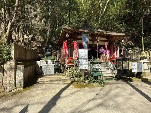 大本山七宝瀧寺の{uncategorized: "未分類", other: "その他", undefined: "問題あり", building: "その他建物", grave: "お墓", sacred_gate: "鳥居", guardian: "狛犬", statue: "像", buddha: "仏像", history: "歴史", nature: "自然", garden: "庭園", animal: "動物", pagoda: "塔", temizu: "手水舎", mountain_gate: "山門・神門", sanctuary: "本殿・本堂", subordinate: "末社・摂社", art: "芸術", scenery: "景色", jizo: "地蔵", ema: "絵馬", goshuin: "御朱印", omikuji: "おみくじ", items: "授与品その他", amulet: "お守り", goshuincho: "御朱印帳", eats: "食事", festival: "お祭り", votive_dance: "神楽", shichigosan: "七五三参", wedding: "結婚式", experience: "体験その他", initially: "初詣", around: "周辺", anti_infection: "感染症対策"}