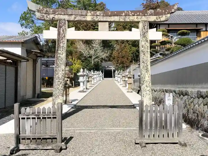 名居神社の{uncategorized: "未分類", other: "その他", undefined: "問題あり", building: "その他建物", grave: "お墓", sacred_gate: "鳥居", guardian: "狛犬", statue: "像", buddha: "仏像", history: "歴史", nature: "自然", garden: "庭園", animal: "動物", pagoda: "塔", temizu: "手水舎", mountain_gate: "山門・神門", sanctuary: "本殿・本堂", subordinate: "末社・摂社", art: "芸術", scenery: "景色", jizo: "地蔵", ema: "絵馬", goshuin: "御朱印", omikuji: "おみくじ", items: "授与品その他", amulet: "お守り", goshuincho: "御朱印帳", eats: "食事", festival: "お祭り", votive_dance: "神楽", shichigosan: "七五三参", wedding: "結婚式", experience: "体験その他", initially: "初詣", around: "周辺", anti_infection: "感染症対策"}