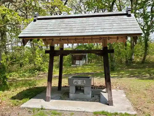 権現山内浦神社の手水