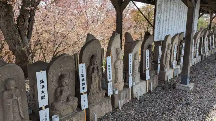 六角堂(深山峠新四国八十八ヶ所霊場)の仏像