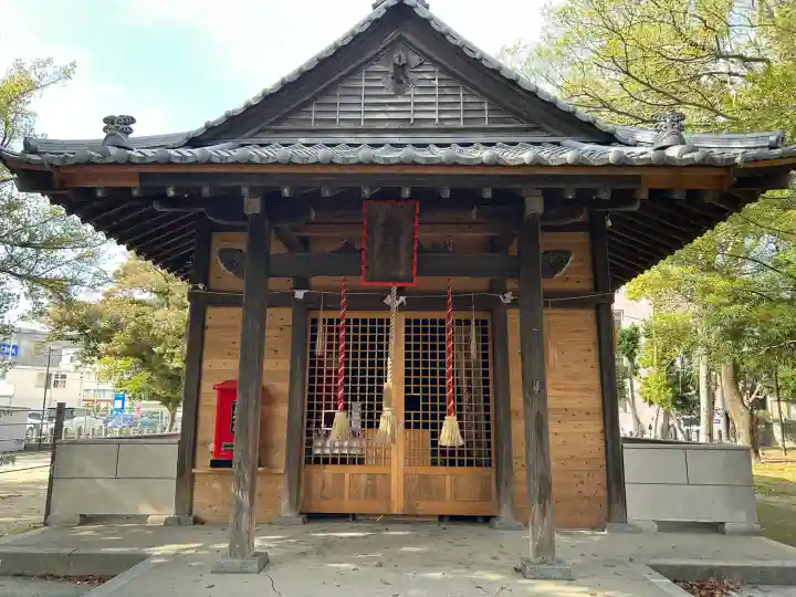 諏訪神社の{uncategorized: "未分類", other: "その他", undefined: "問題あり", building: "その他建物", grave: "お墓", sacred_gate: "鳥居", guardian: "狛犬", statue: "像", buddha: "仏像", history: "歴史", nature: "自然", garden: "庭園", animal: "動物", pagoda: "塔", temizu: "手水舎", mountain_gate: "山門・神門", sanctuary: "本殿・本堂", subordinate: "末社・摂社", art: "芸術", scenery: "景色", jizo: "地蔵", ema: "絵馬", goshuin: "御朱印", omikuji: "おみくじ", items: "授与品その他", amulet: "お守り", goshuincho: "御朱印帳", eats: "食事", festival: "お祭り", votive_dance: "神楽", shichigosan: "七五三参", wedding: "結婚式", experience: "体験その他", initially: "初詣", around: "周辺", anti_infection: "感染症対策"}