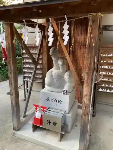 蛇窪神社の像