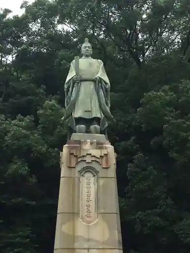 照國神社の像